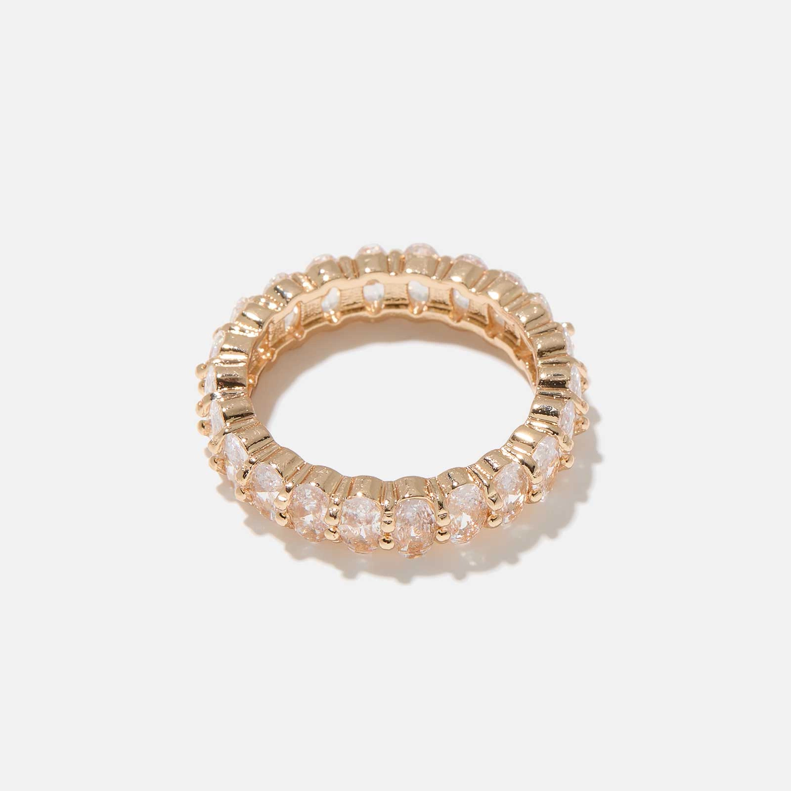 Guldfärgad ring fylld med vita stenar