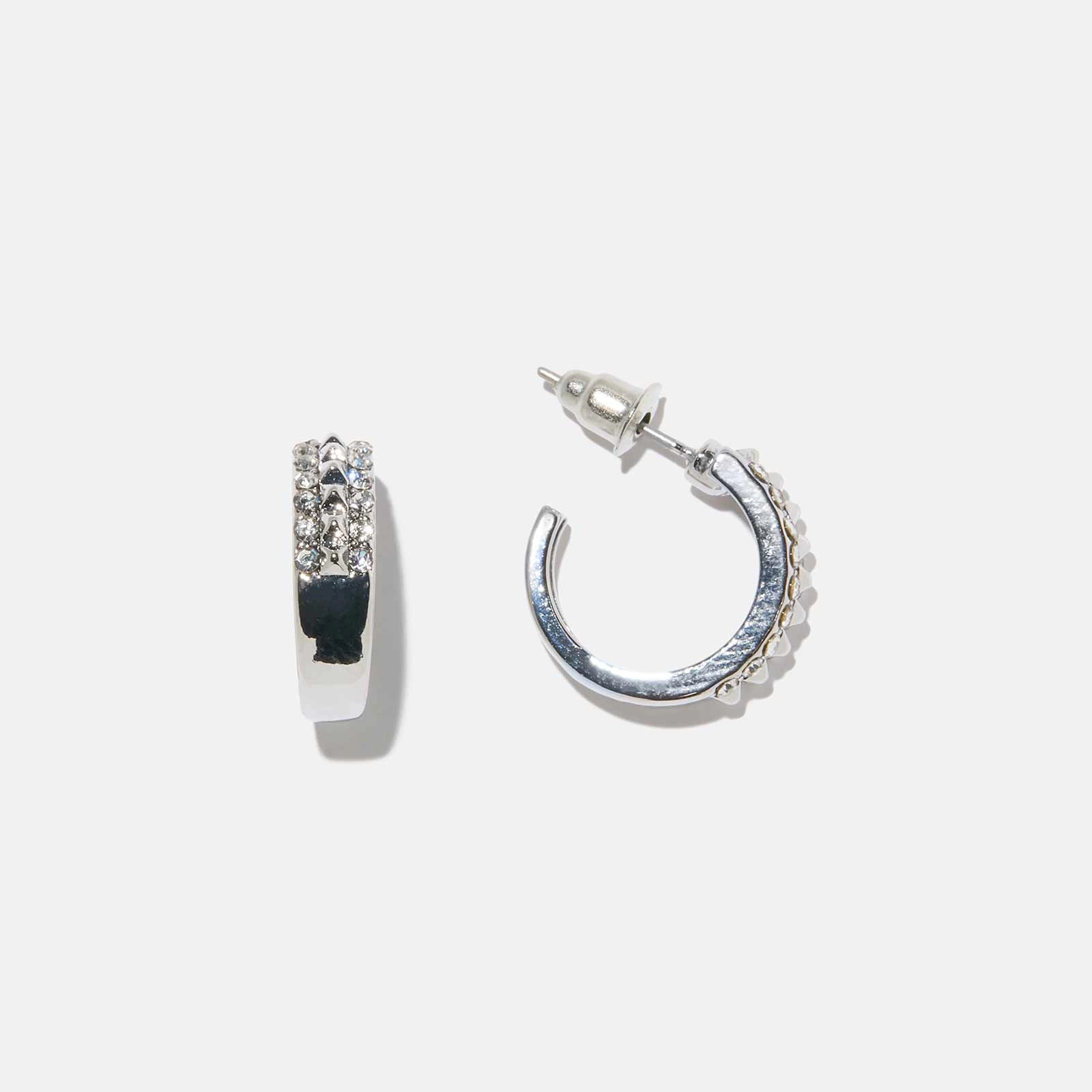 Silverfärgade örhängen - hoops med nitar & stenar, 10mm