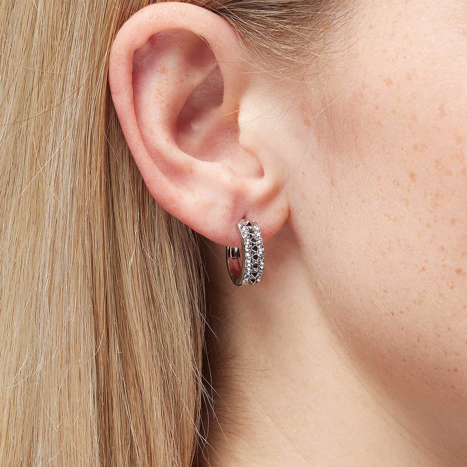Silverfärgade örhängen - hoops med nitar & stenar, 10mm