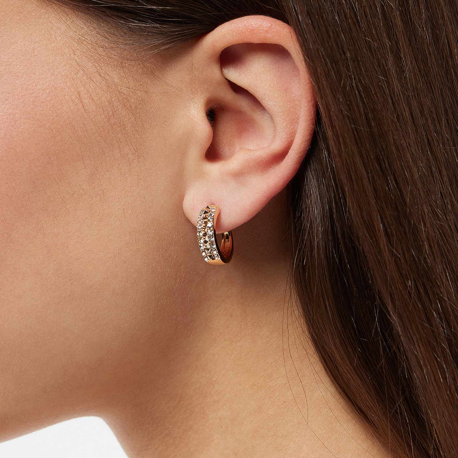 Guldfärgade örhängen - hoops med nitar & stenar, 10mm