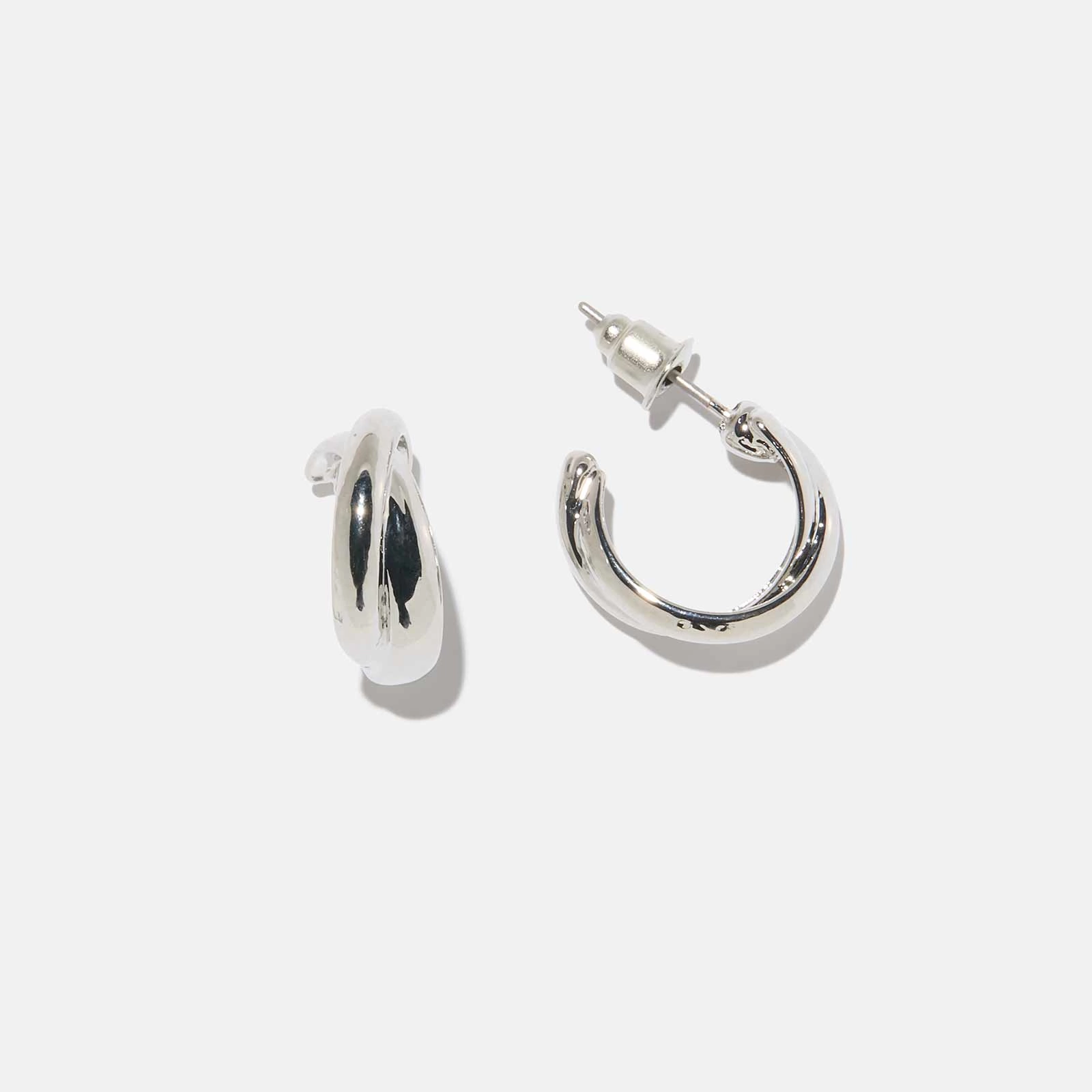 Silverfärgade örhängen - vridna hoops, 15mm