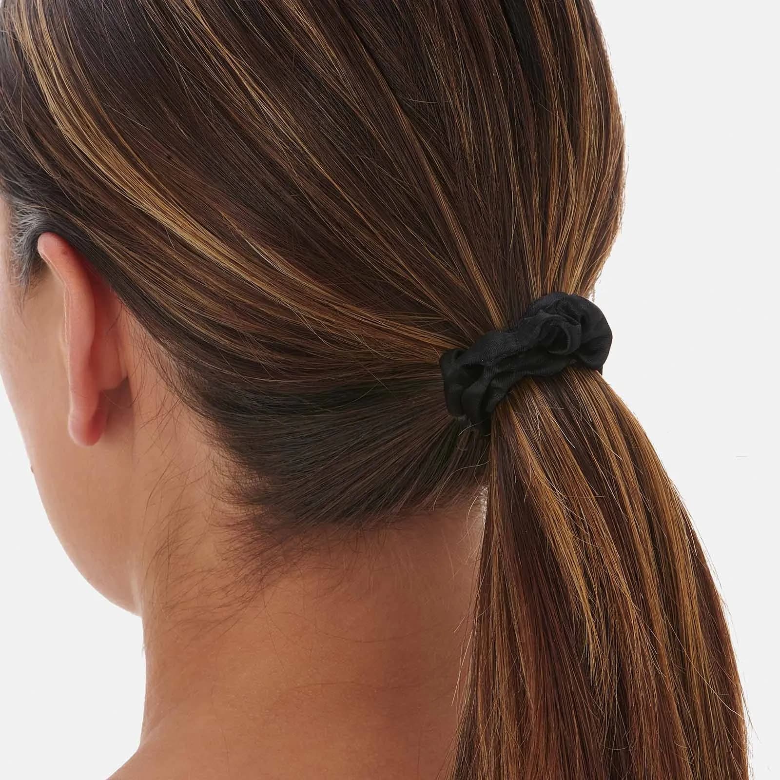 Presentförpackning med fem scrunchies svart/grå 3