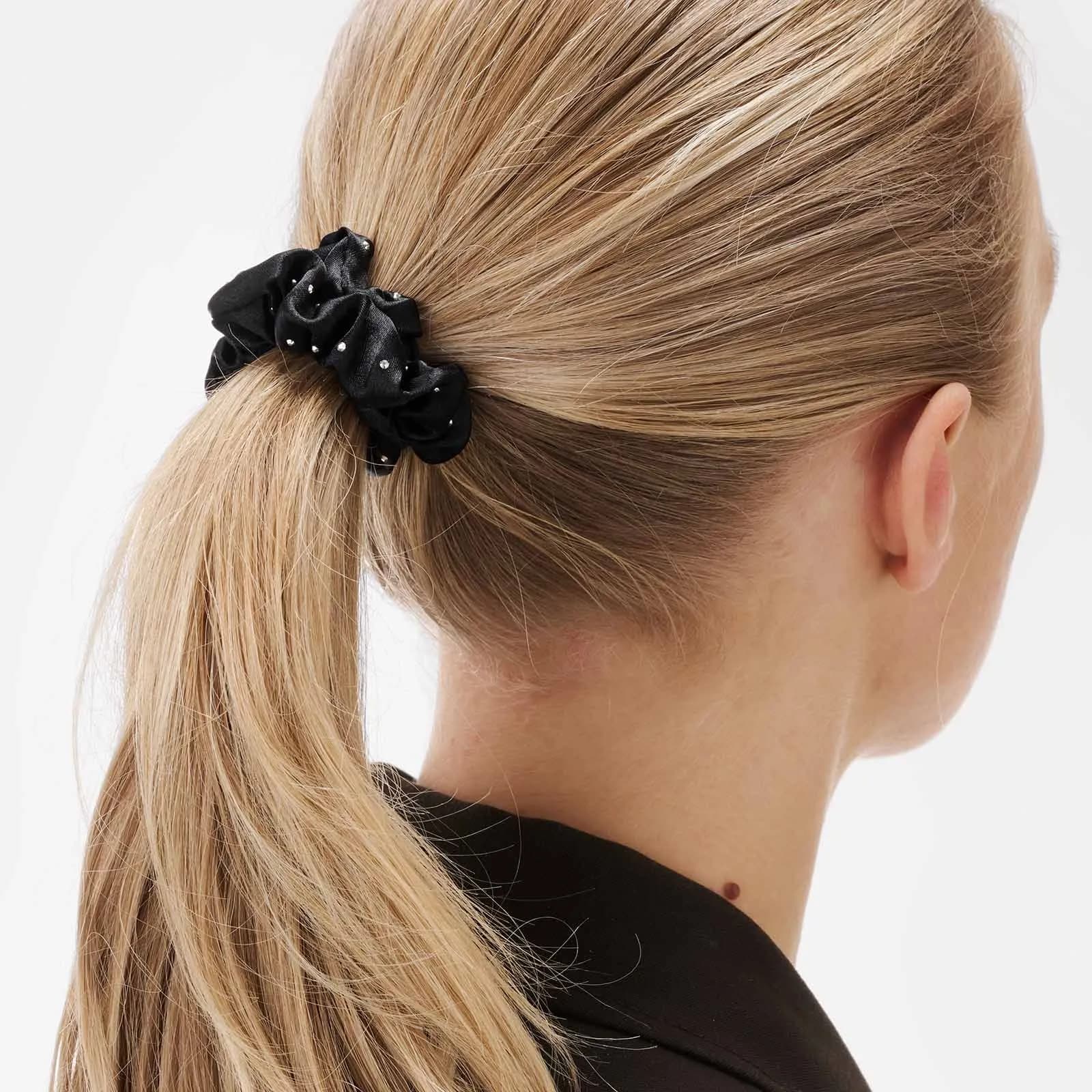 2-pack svarta scrunchies med strass 2
