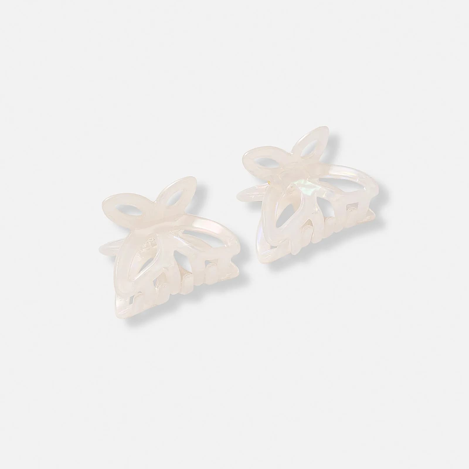 Hårklämma fjäril i vit melerad plast - 4 cm