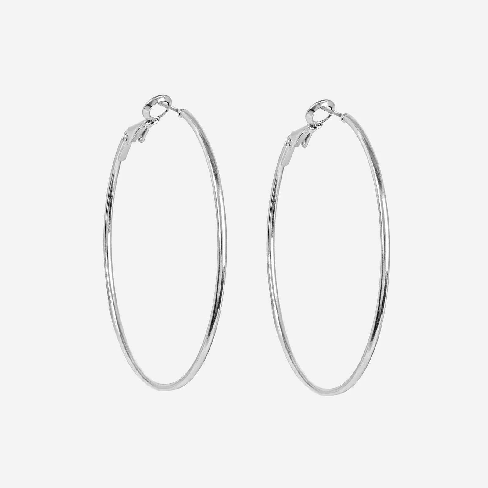 Silverfärgade örhängen - hoops 50 mm