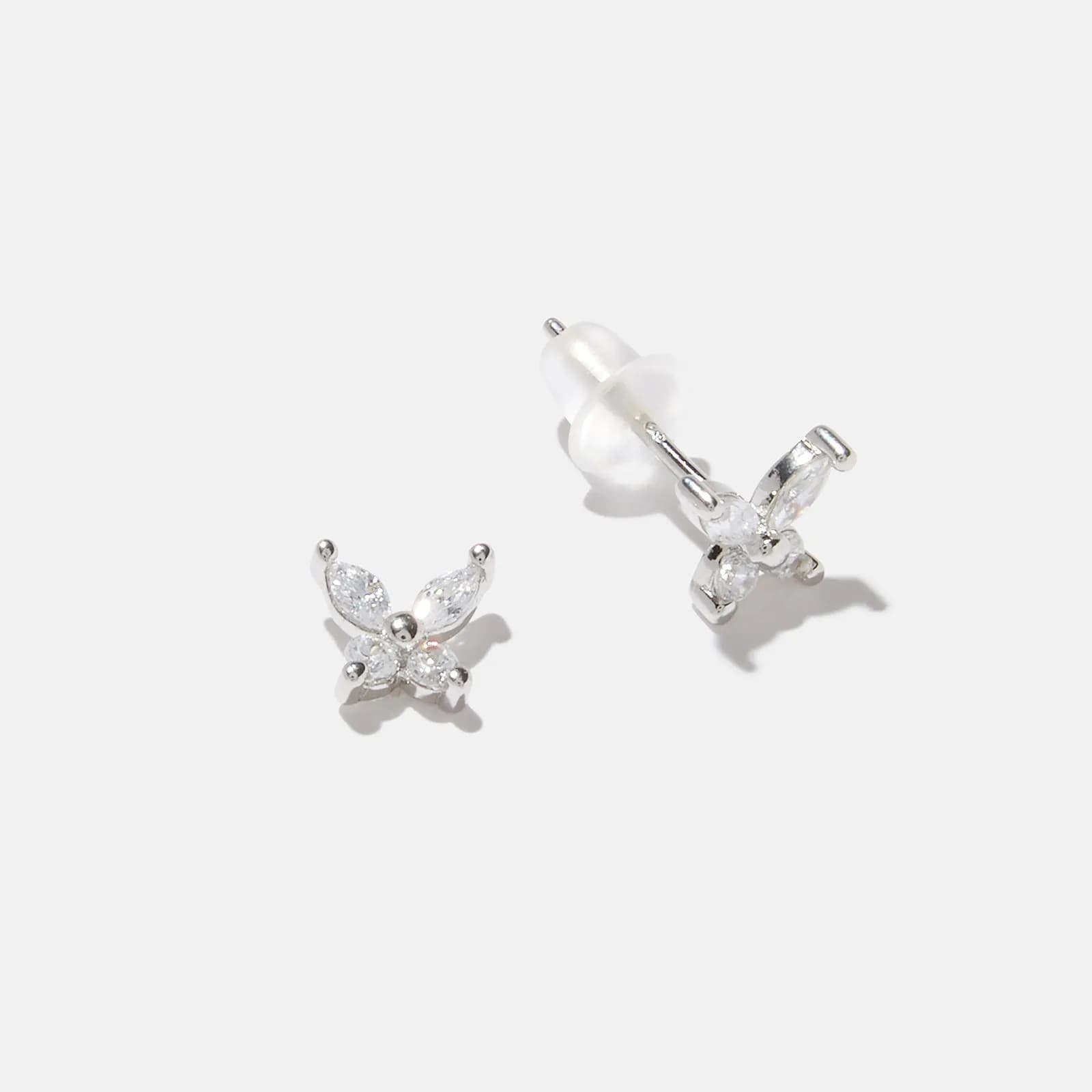 Silverfärgade studs, stenar & fjärilar