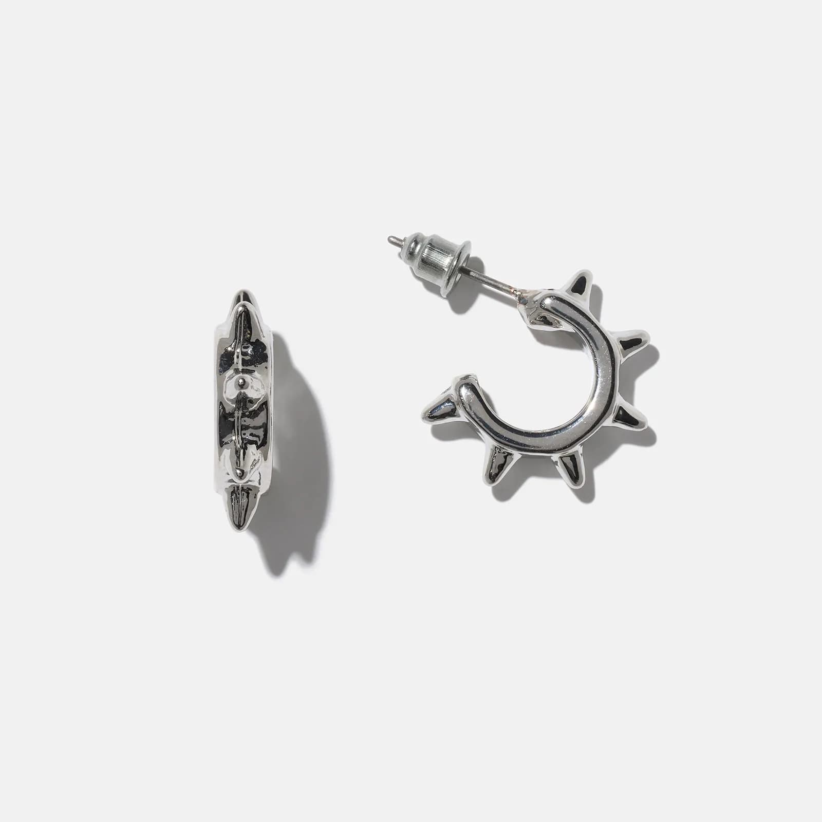 Silverfärgade örhängen - hoops med nitar, 9mm