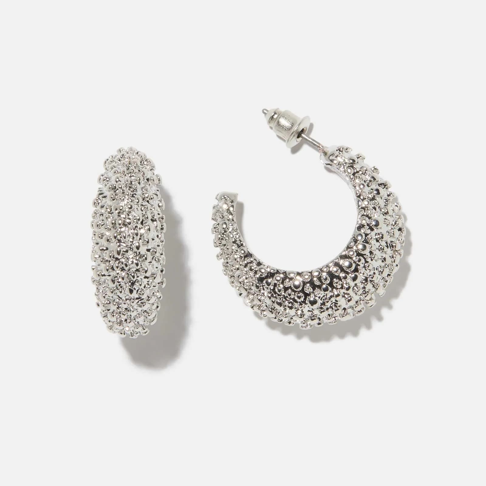 Silverfärgade örhängen -knottriga hoops, 16mm
