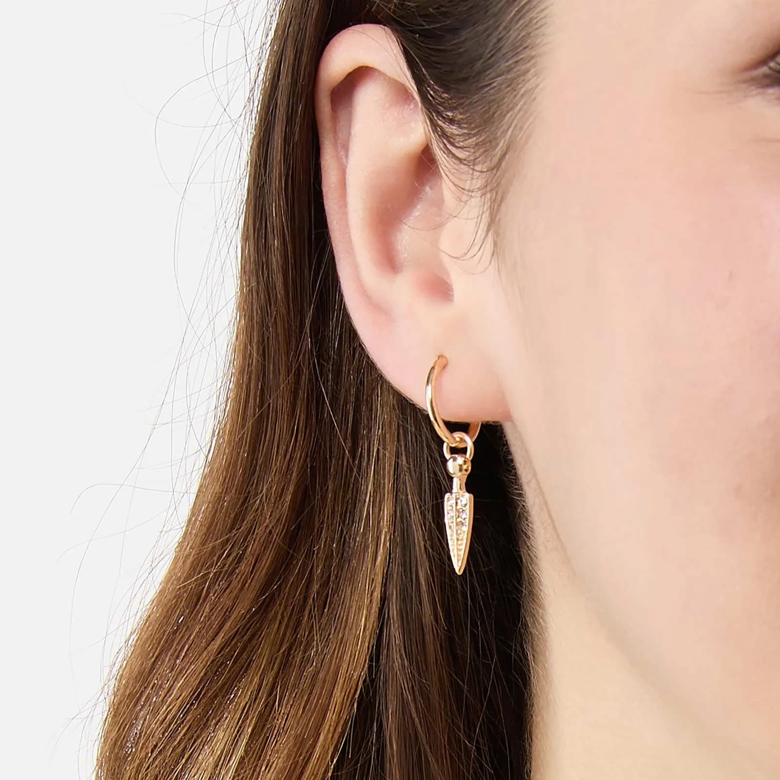 Guldfärgade örhängen - hoops med nitar, 11mm 2