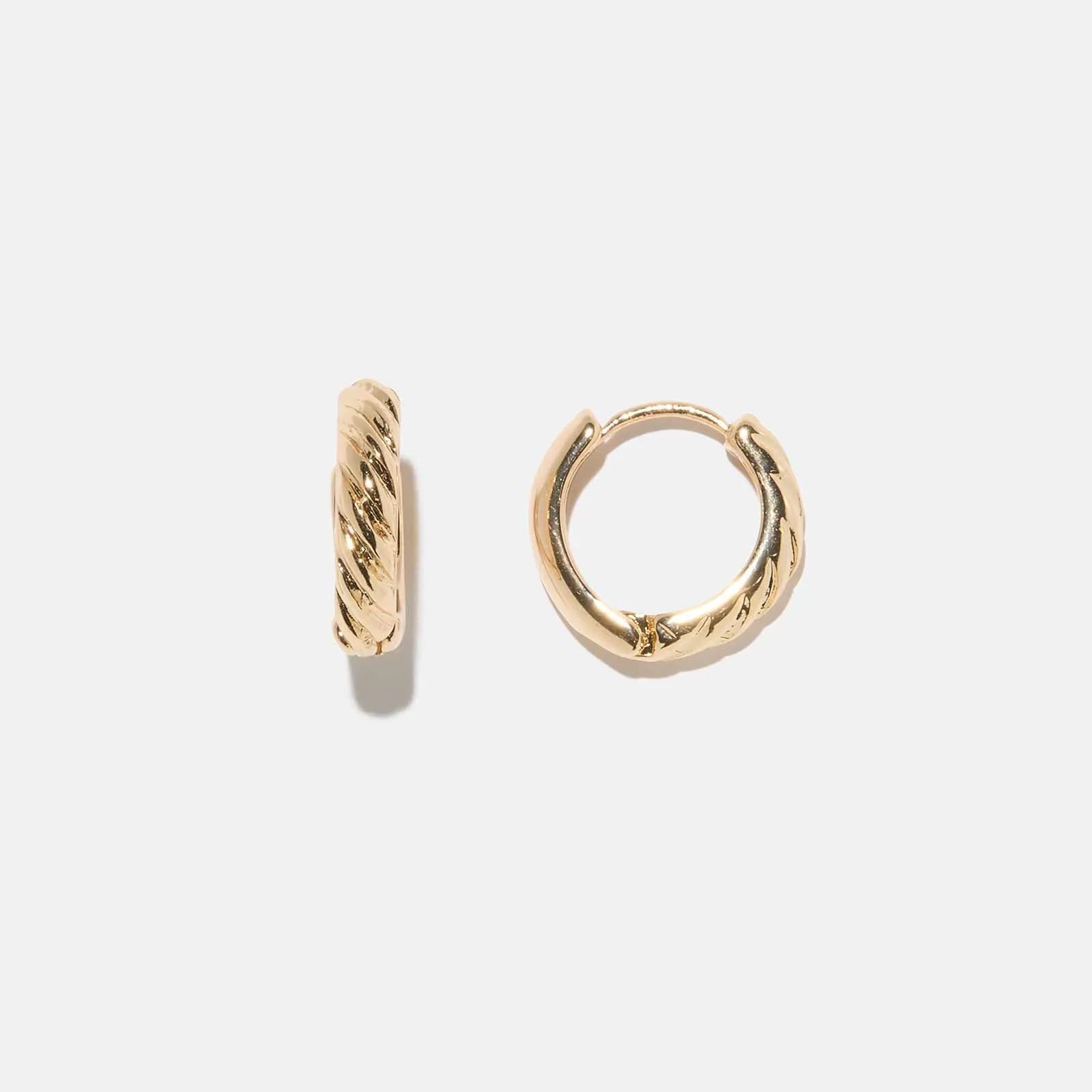 Guldfärgade örhängen - räfflade hoops, 10 mm