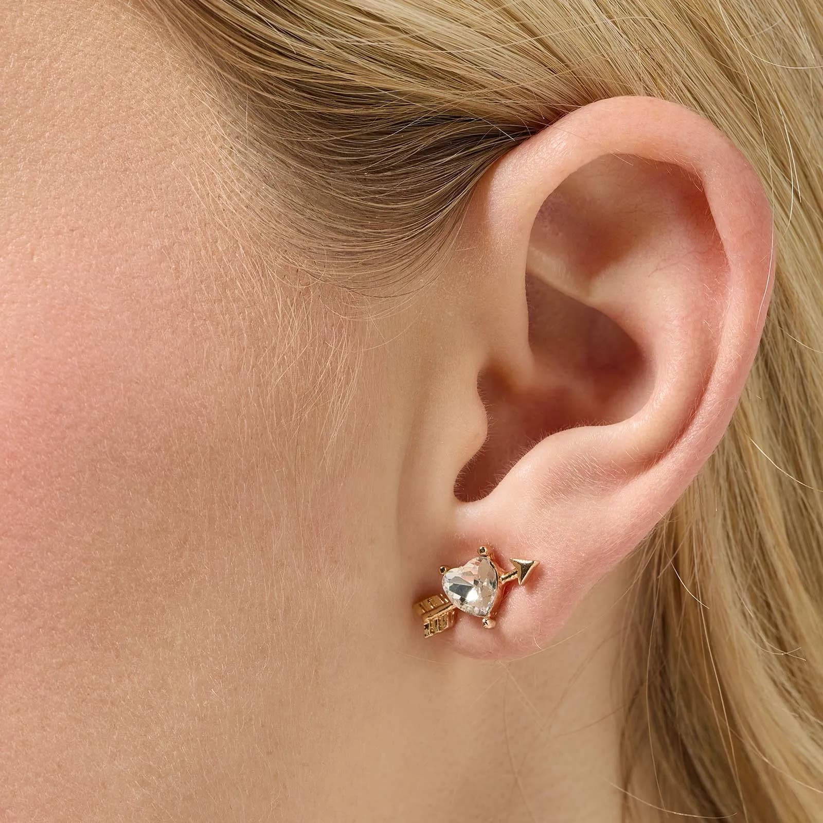 Guldfärgade studs med hjärtan & pilar 2