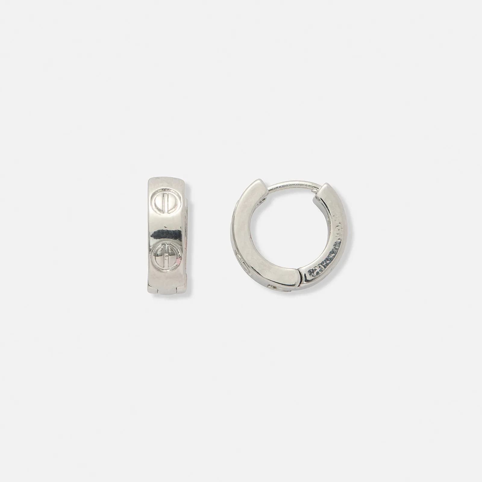 Silverfärgade örhängen, hoops med skruvdekor- 13 mm