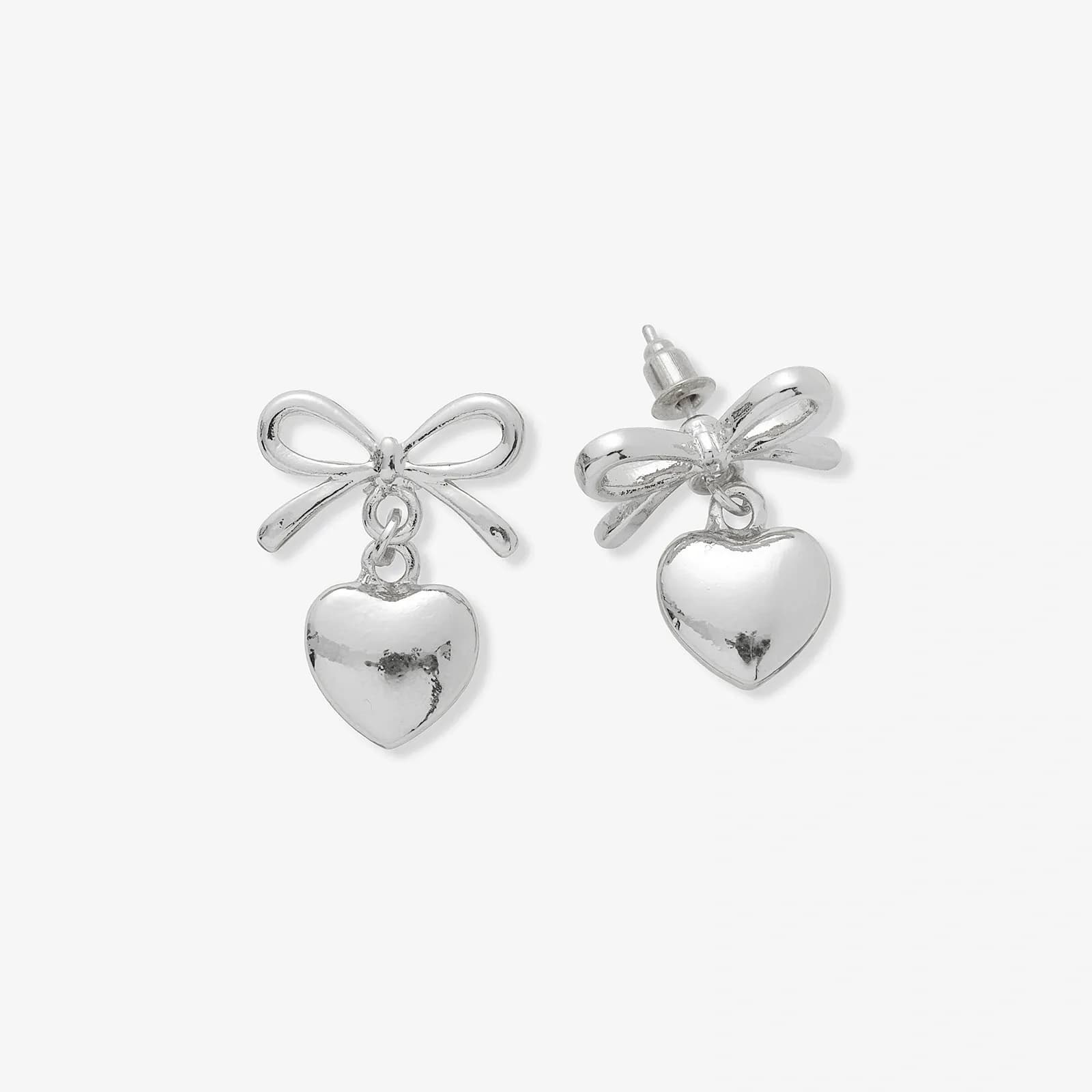 SIlverfärgade örhängen med hängande hjärtan - 25x18 mm