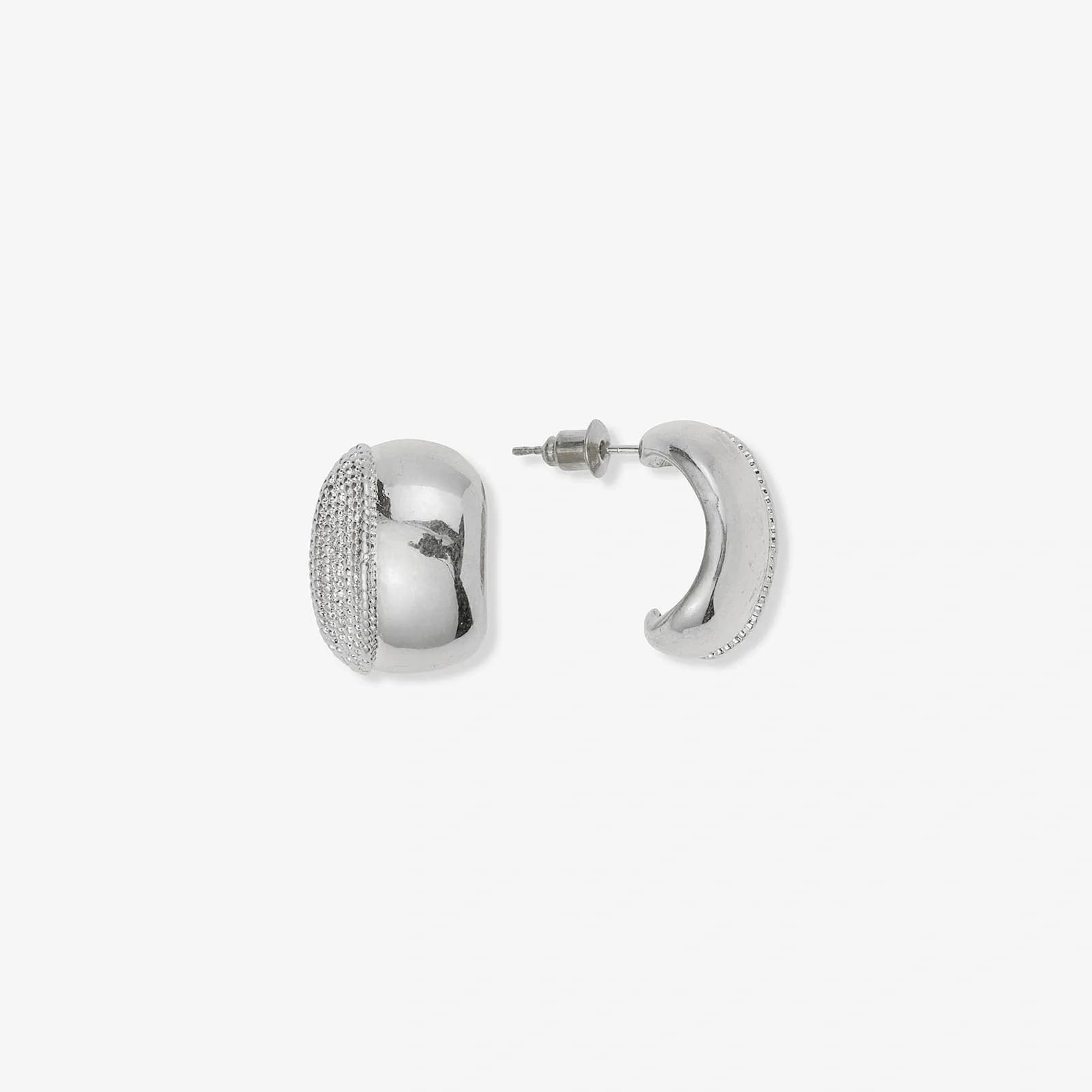 Silverfärgade örhängen, breda C-hoops med mönster - 19 mm