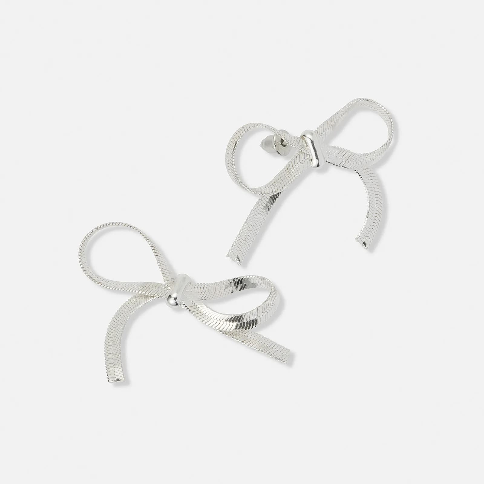 Silverfärgade örhängen, rosetter av fiskbenskedja - 40 mm