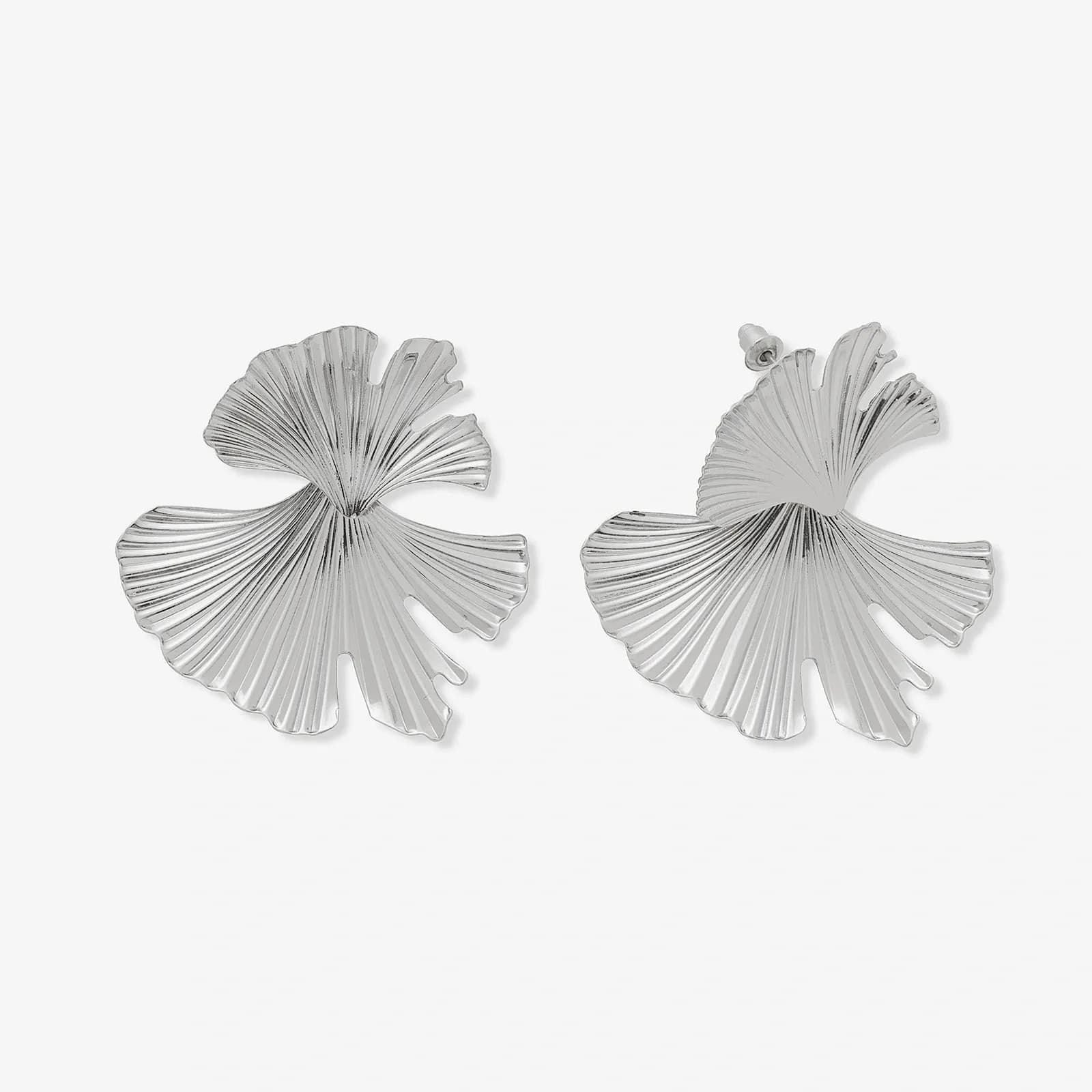 Silverfärgade örhängen, stora assymetriska blommor - 48 mm