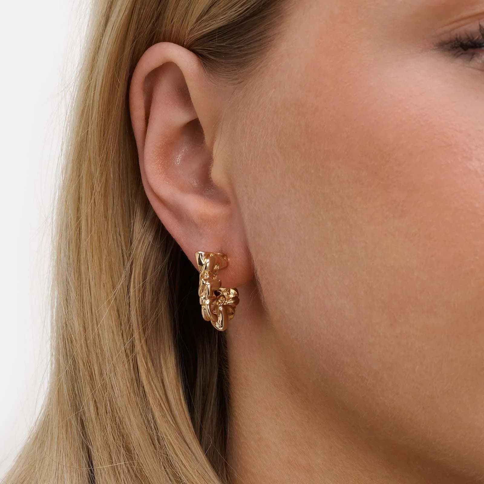 Guldfärgade örhängen - assymetriska hoops, 13mm 2