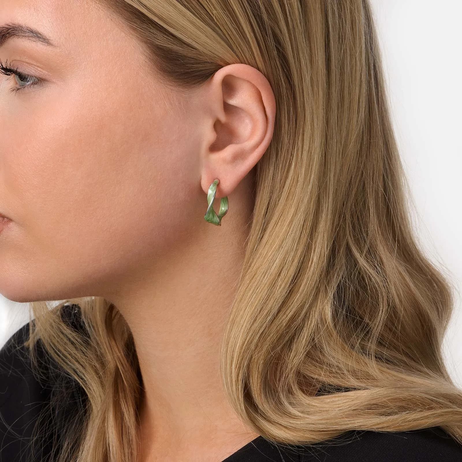Silverfärgade örhängen, vridna gröna hoops - 23 mm 2