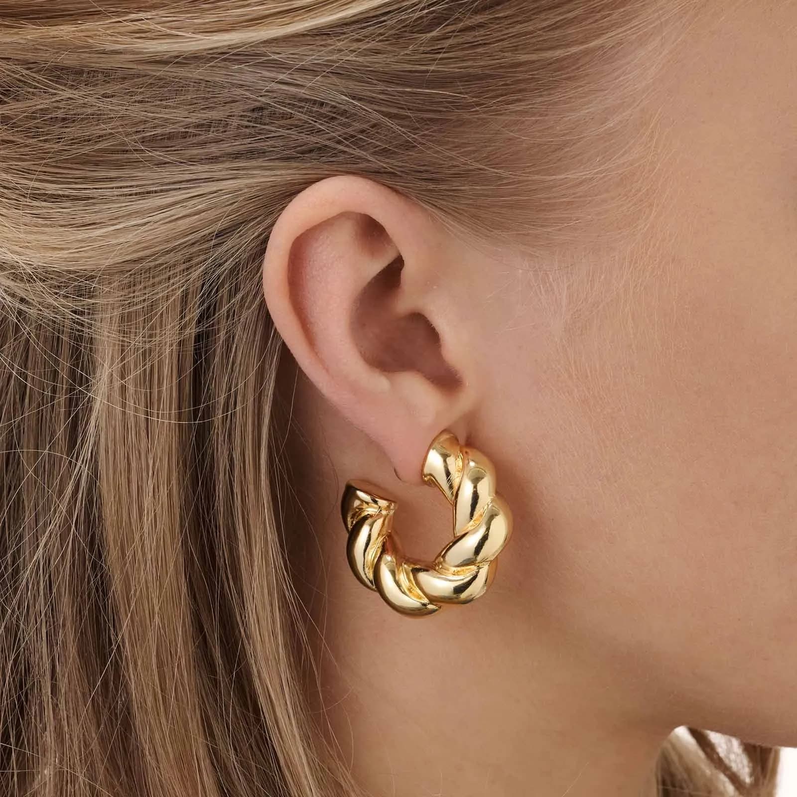 Guldfärgade örhängen - vridna hoops 33mm 2
