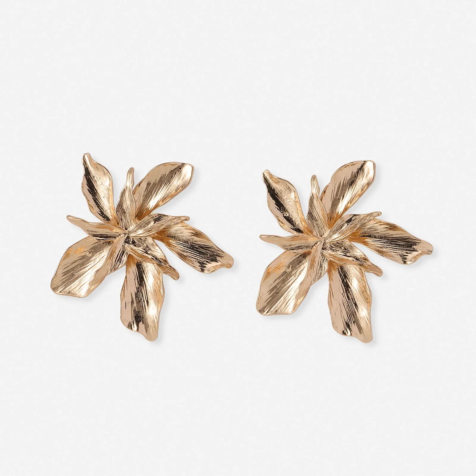 Guldfärgade örhängen - assymetriska blommor, 53mm