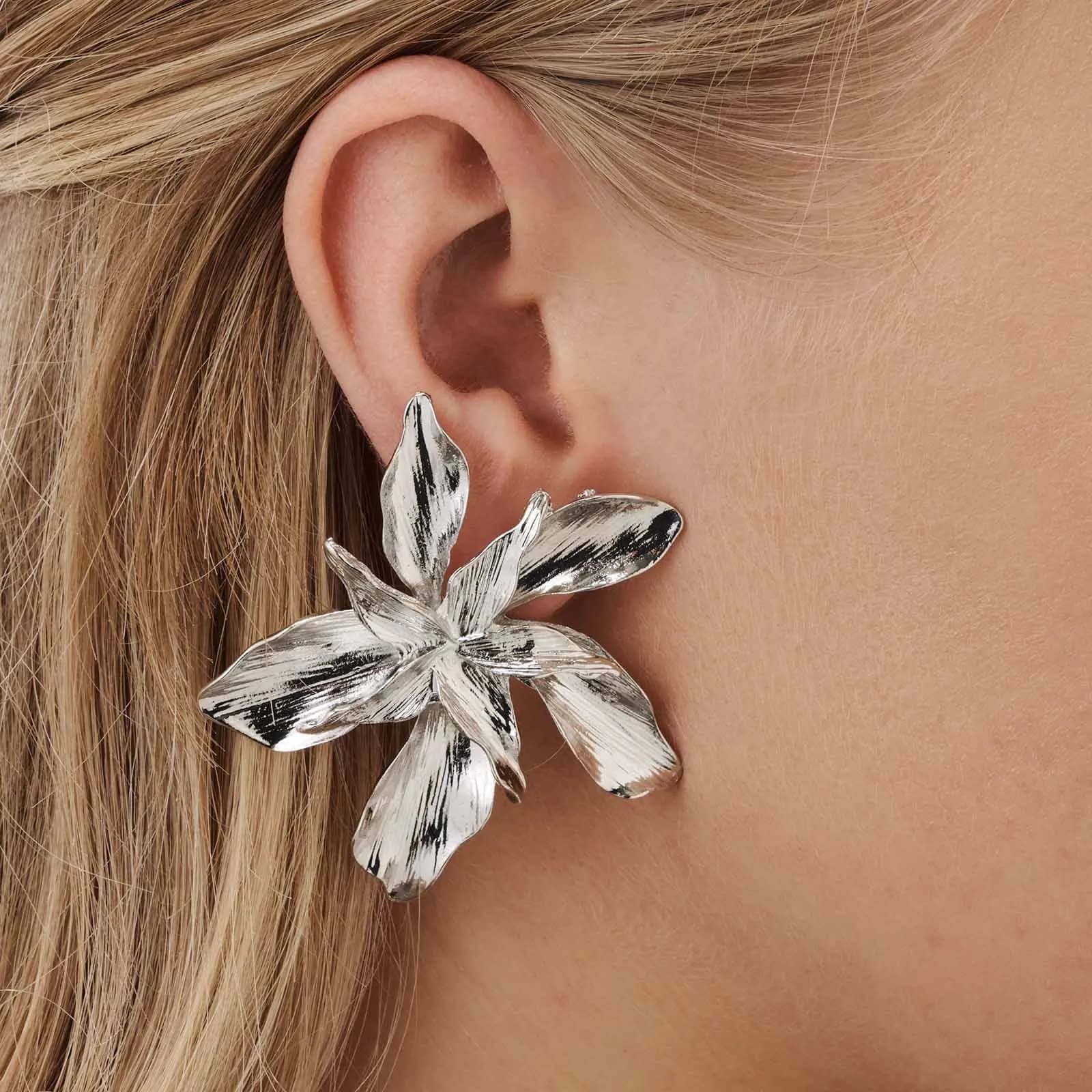 Silverfärgade örhängen - assymetriska blommor, 53mm 2