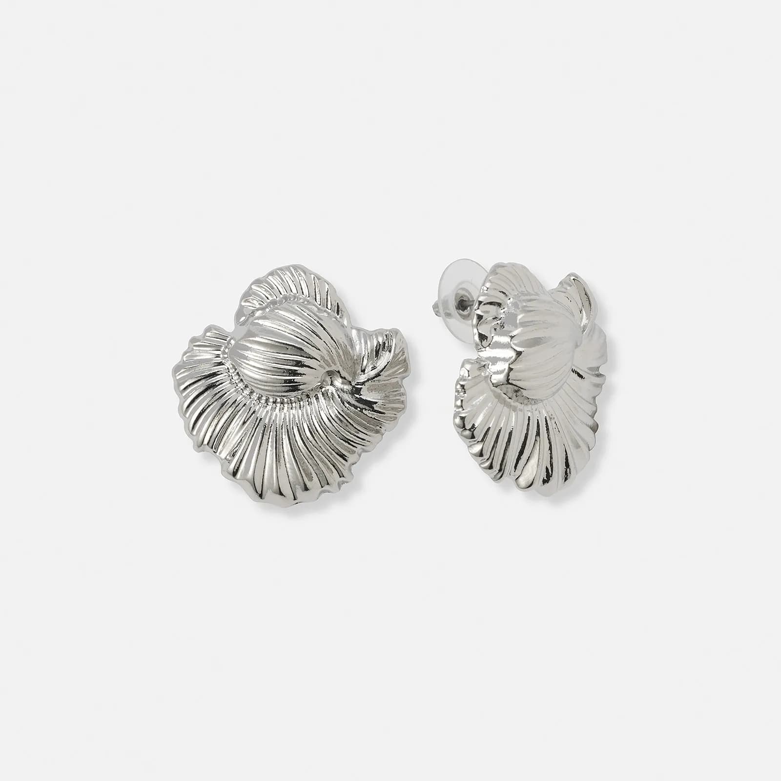 Silverfärgade örhängen fjäder triangel - 33x30 mm