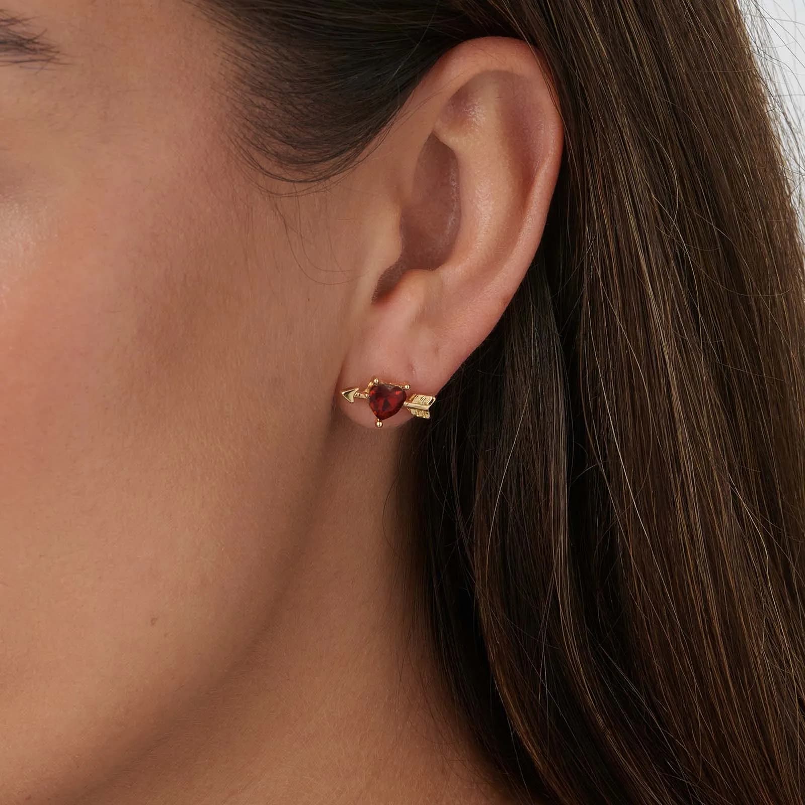 Guldfärgade studs, rött hjärta med pil - 10mm 2