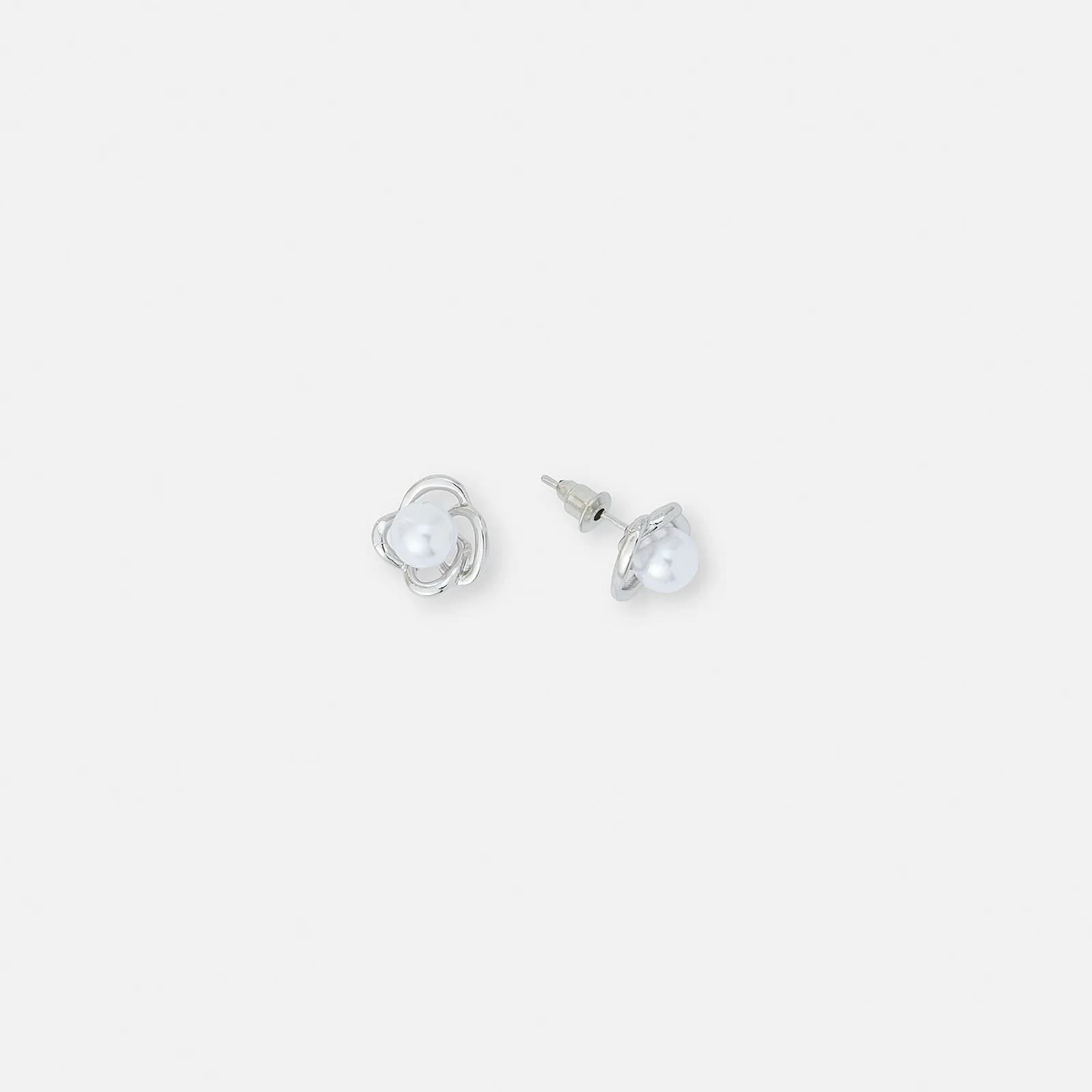 Silverfärgade örhängen, blomma med pärla - 1x1cm