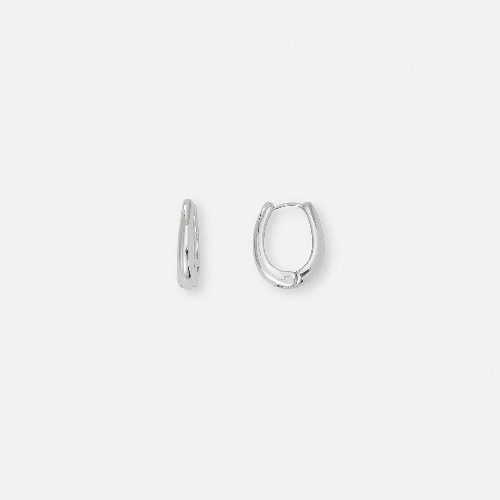 Silverfärgade örhängen, ovala creoler - 1,5x2cm