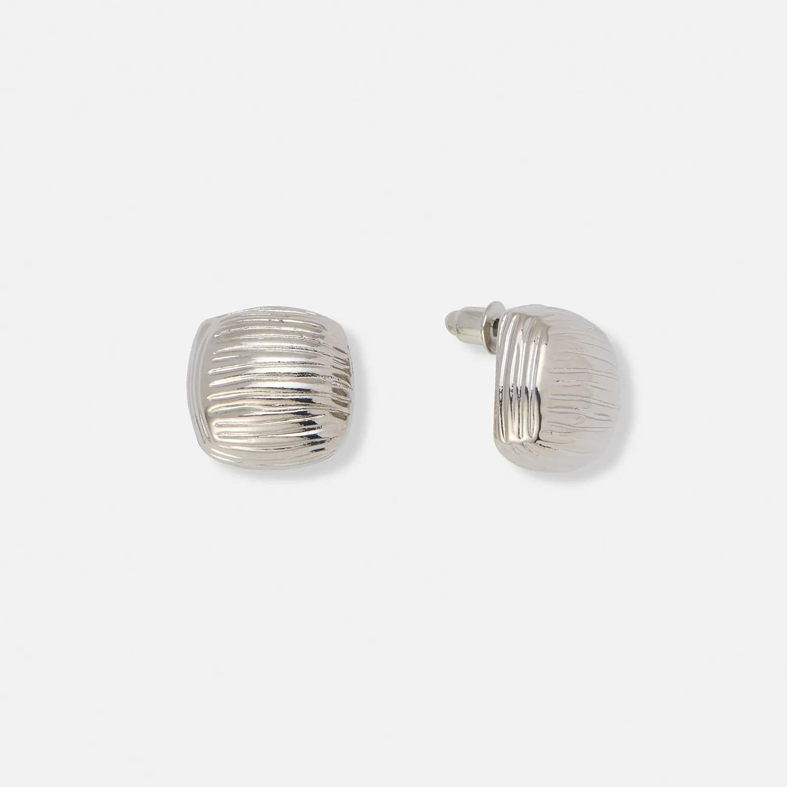 Silverfärgade örhängen, randiga fyrkanter - 15mm