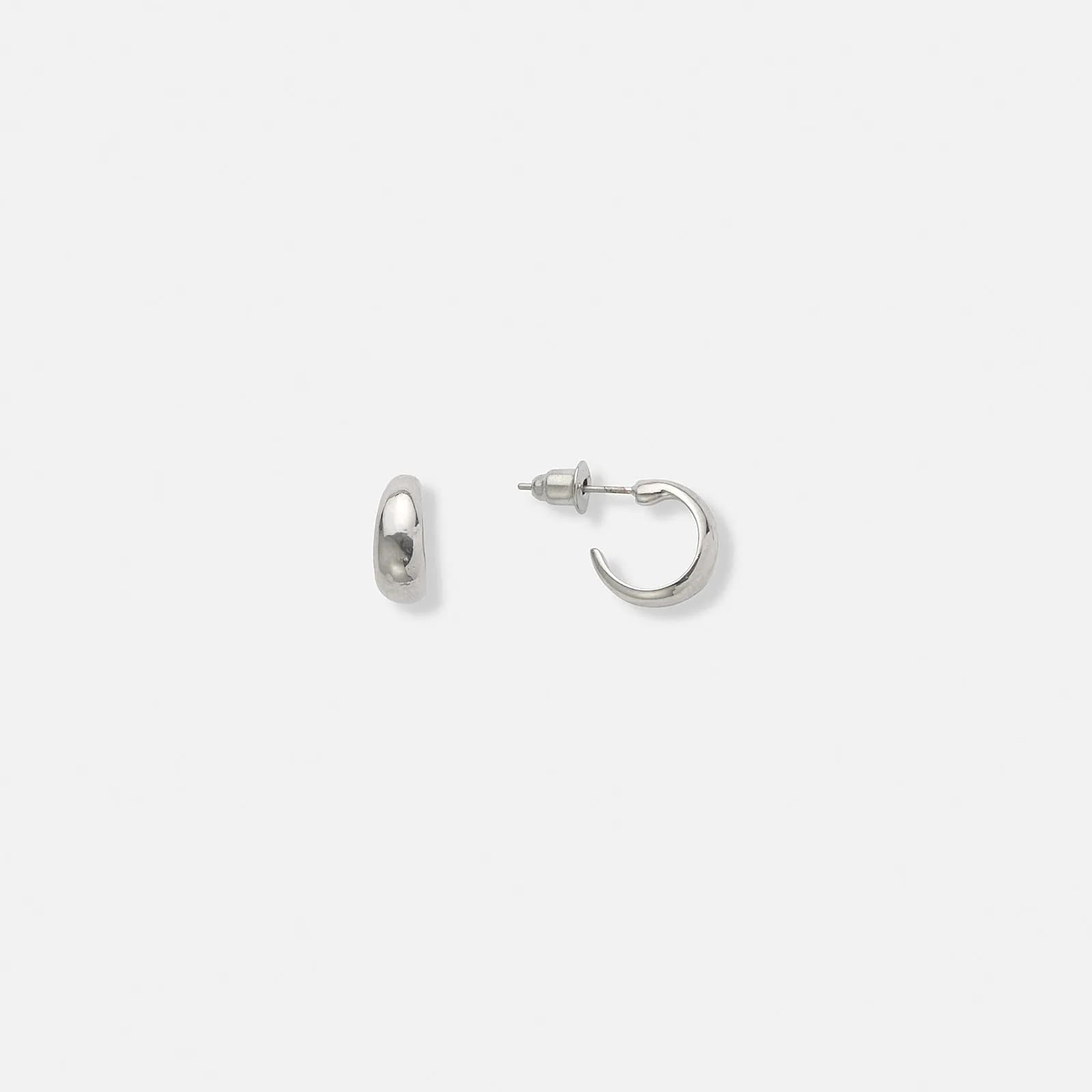 Silverfärgade örhängen, små chunky creoler – 1 cm