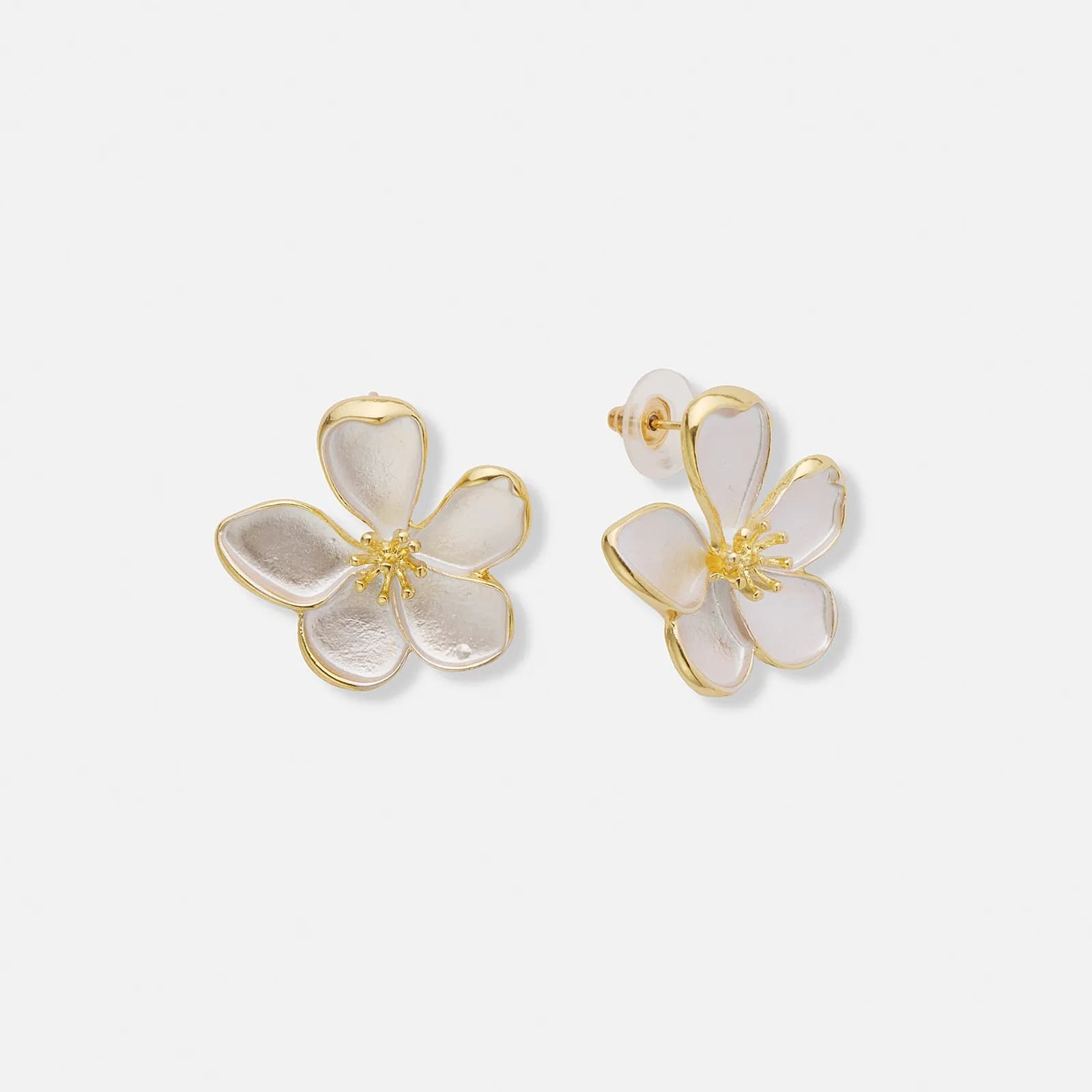 Guldfärgade örhängen, vit blomma med guldiga detaljer – 2,5 cm 1