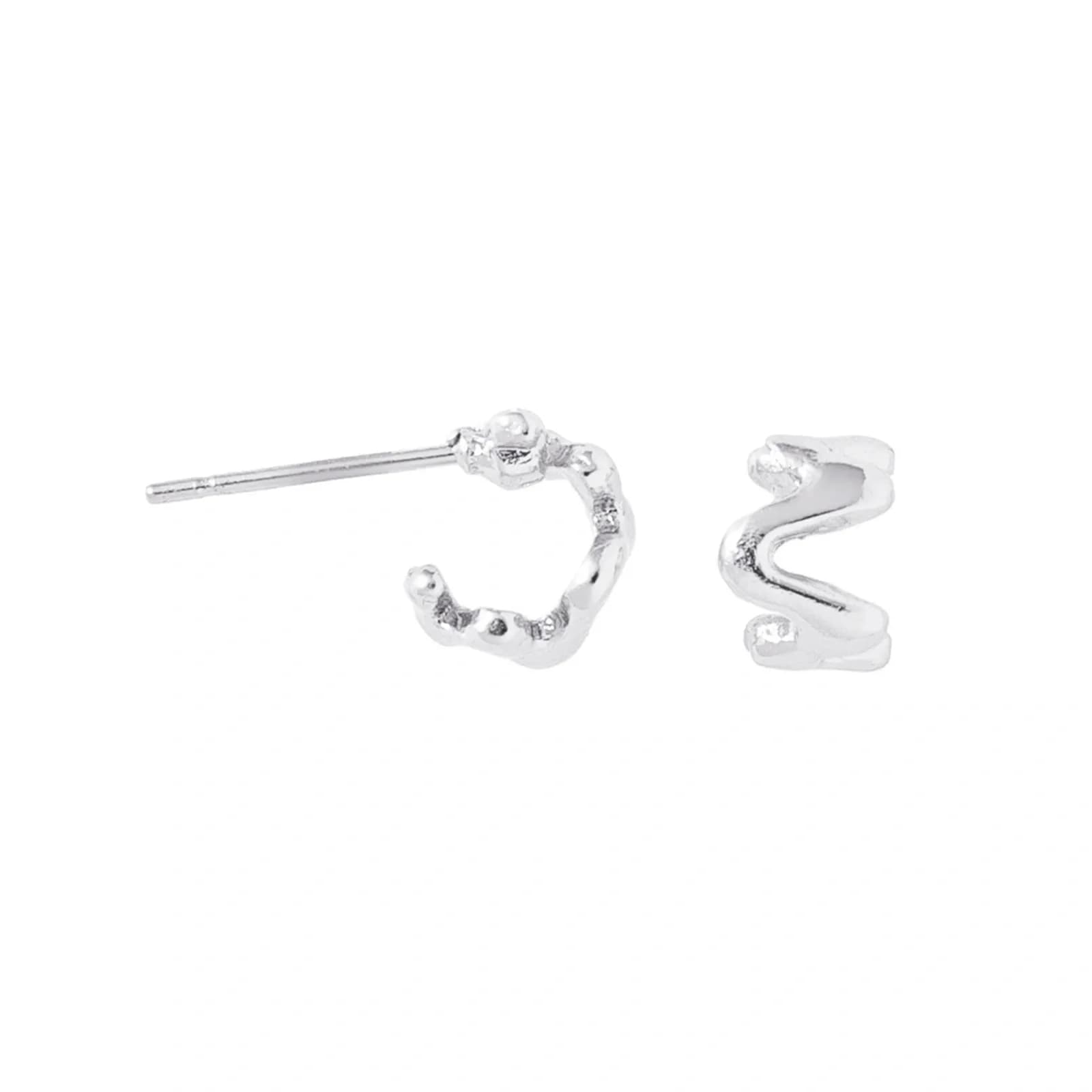 Silverfärgade örhängen C-hoops, vågig design - 1,5cm 2