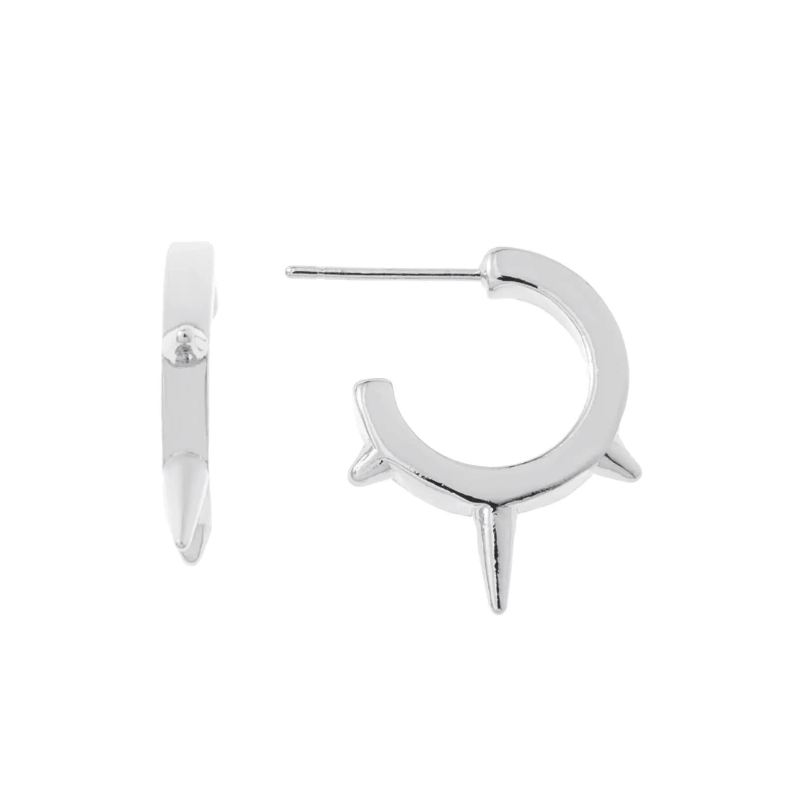 Silverfärgade örhängen, C-hoops med tre nitar - 1cm