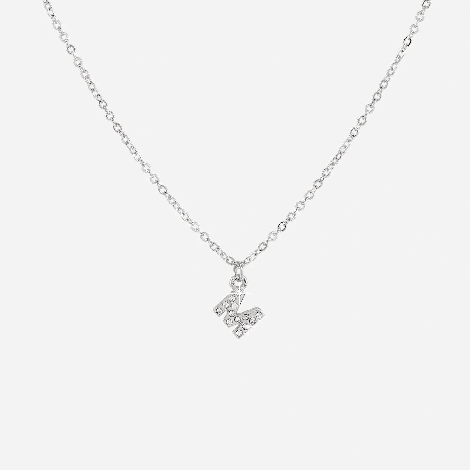Silverfärgat halsband - bokstav M