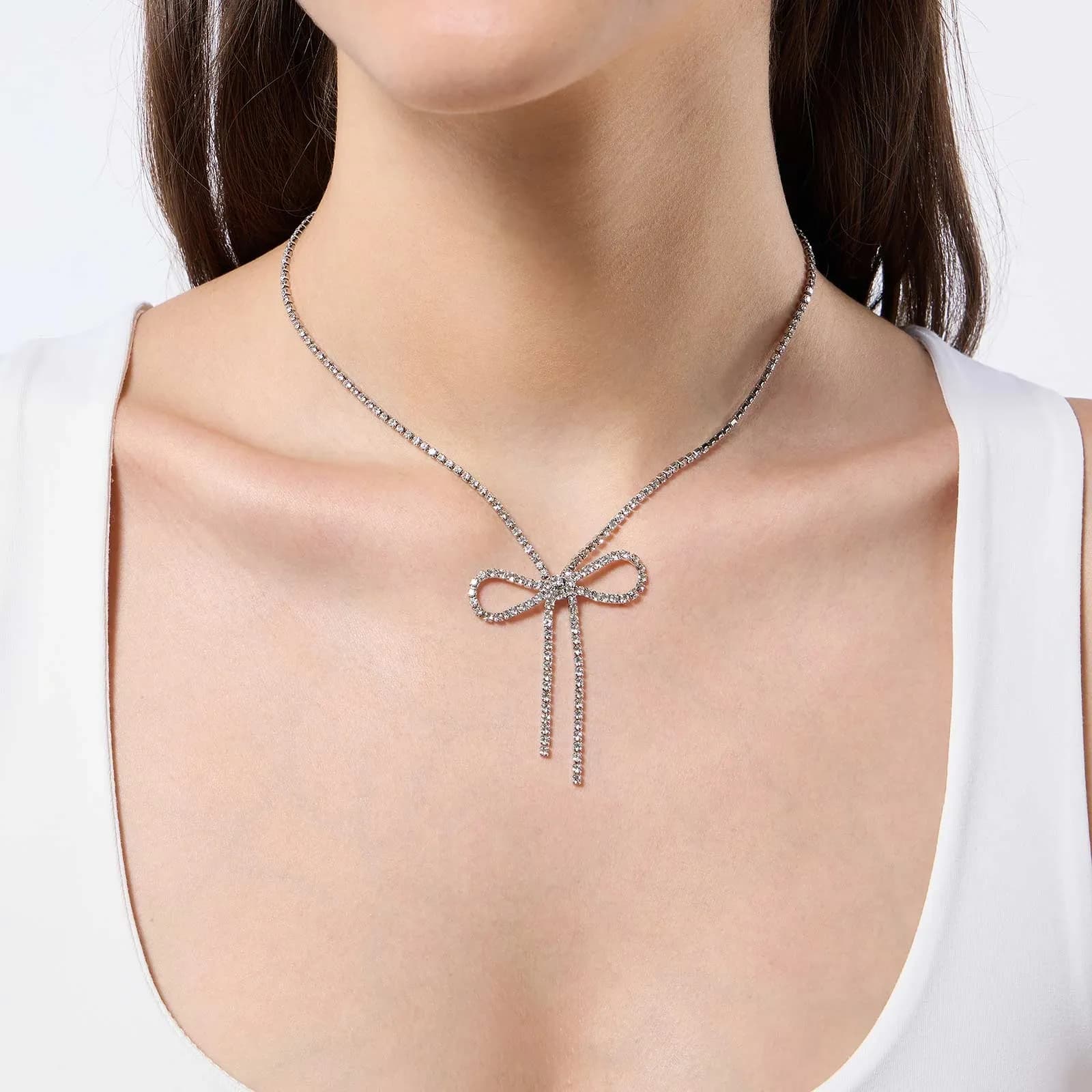 Silverfärgat strasshalsband -  rosett 2