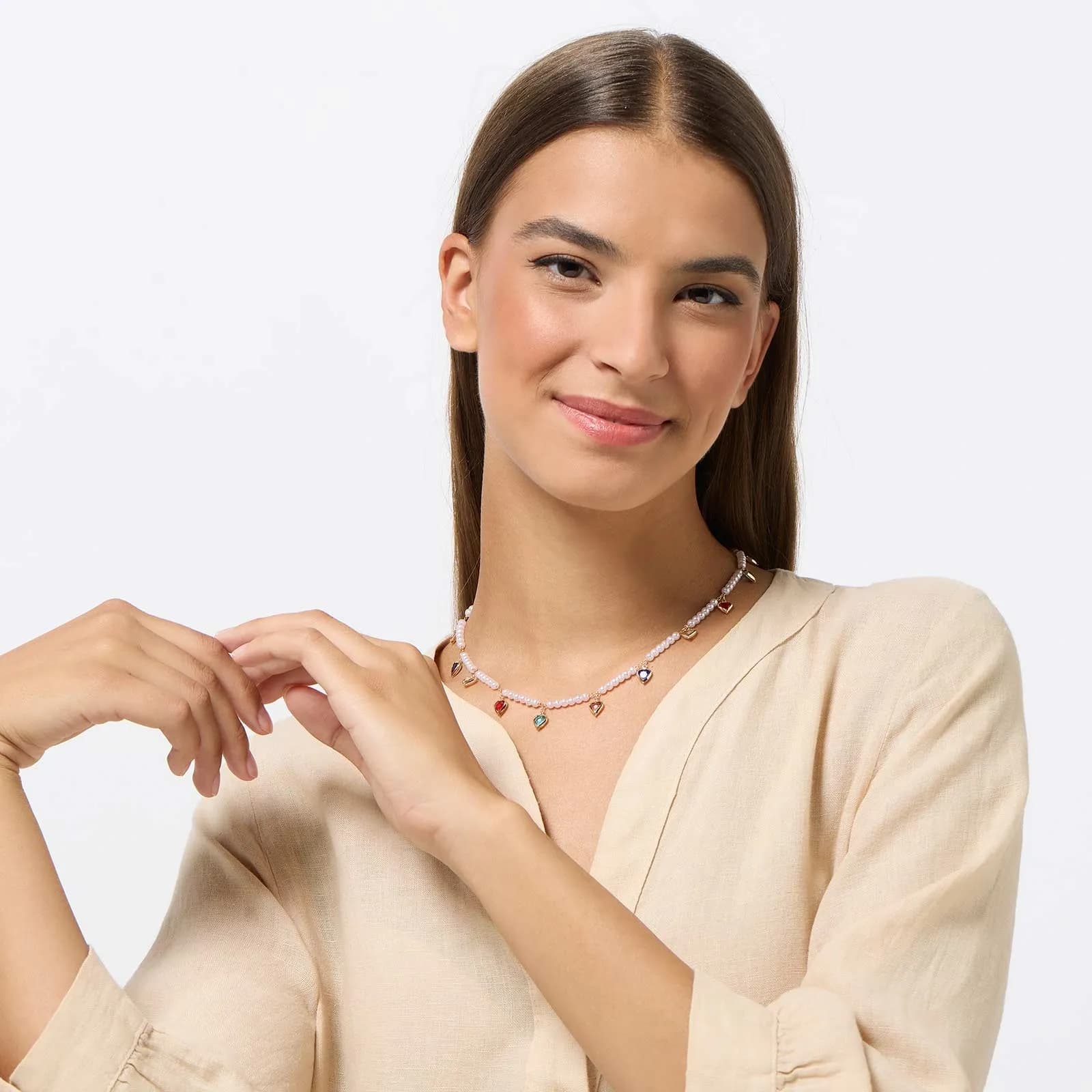 Pärlhalsband med färgade glashjärtan 2