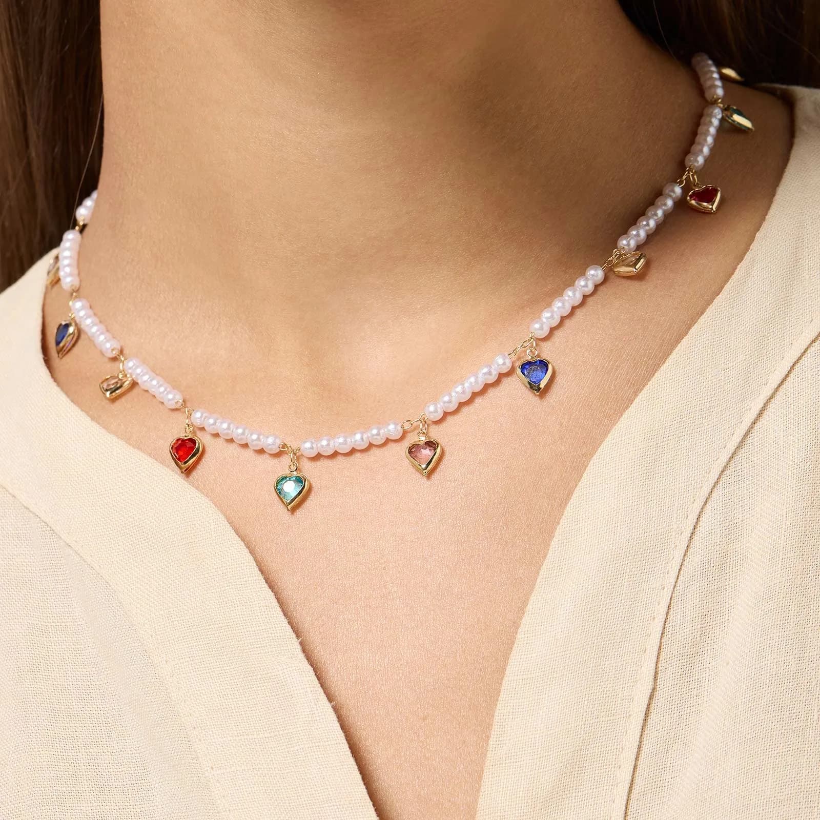 Pärlhalsband med färgade glashjärtan 3
