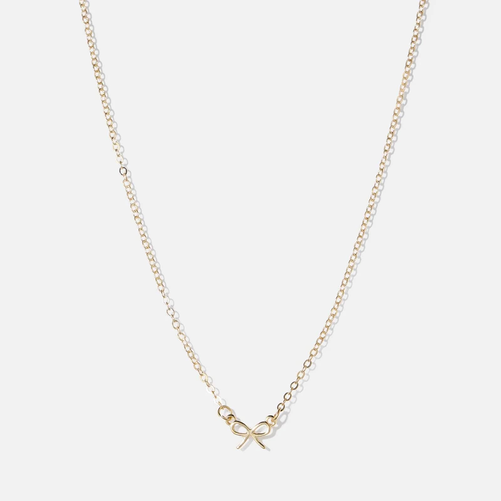 Guldfärgat halsband, sirlig rosett