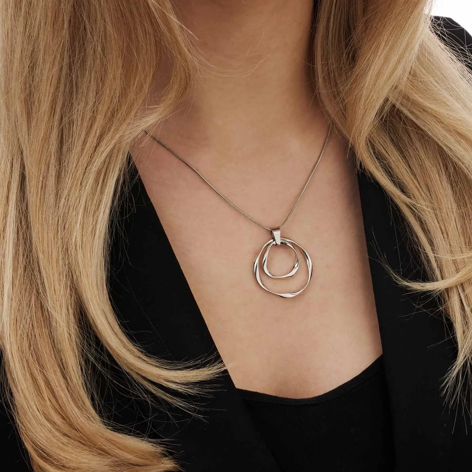 Silverfärgat halsband - vridna ringar, 60+6cm 2