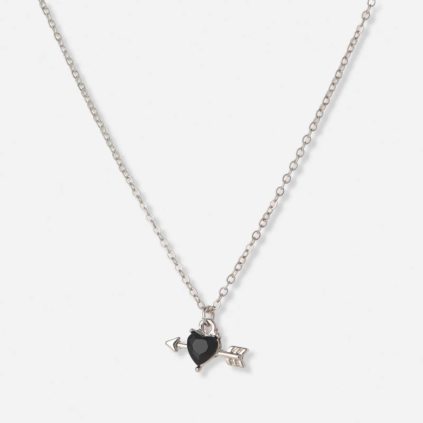 Silverfärgat halsband, svart hjärta med pil - 42+7cm