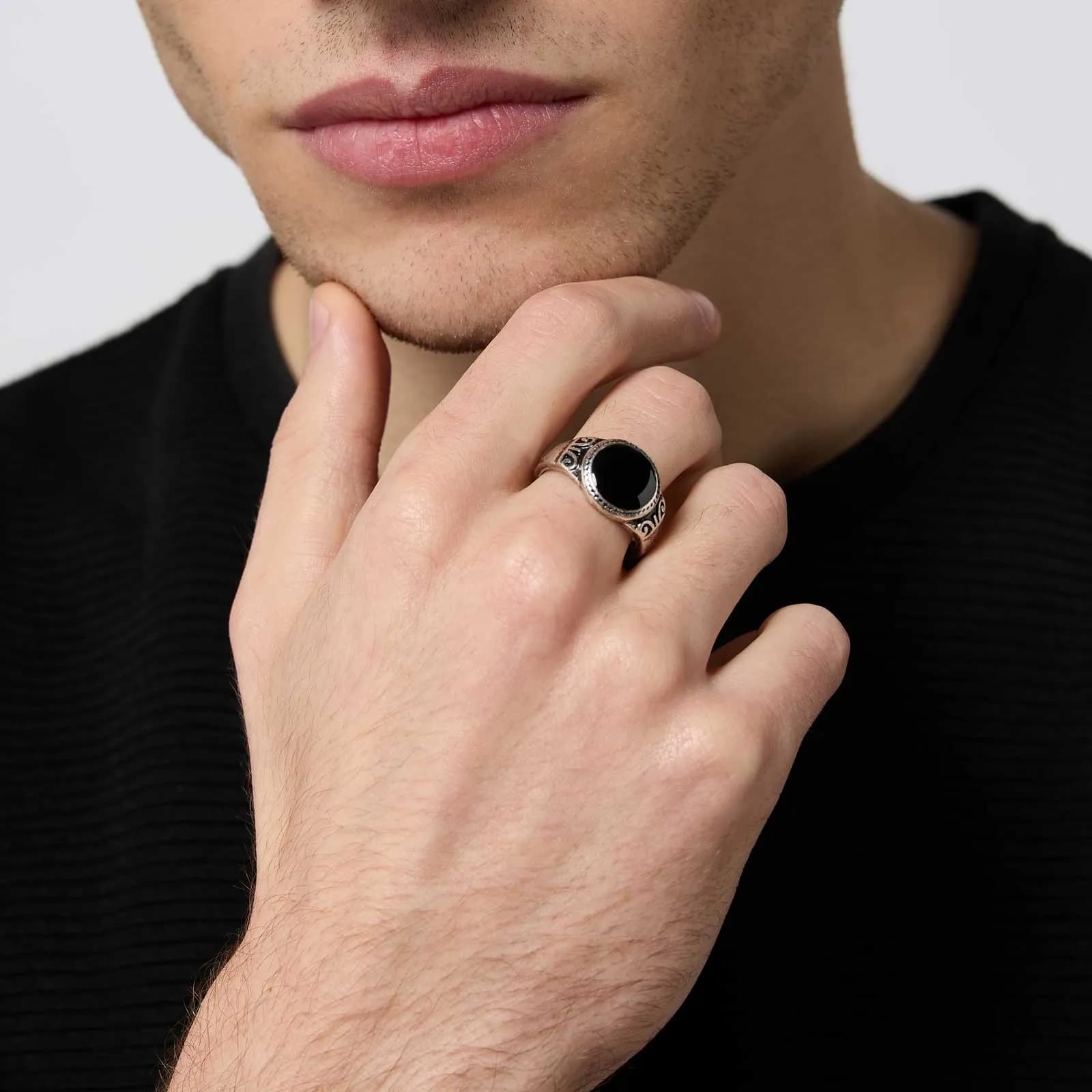 Silverfärgad ring med svart yta och mönster 3