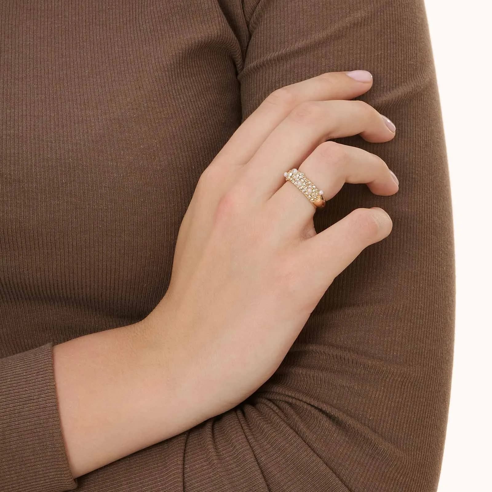 Guldfärgad ring med strass och pärlor 2