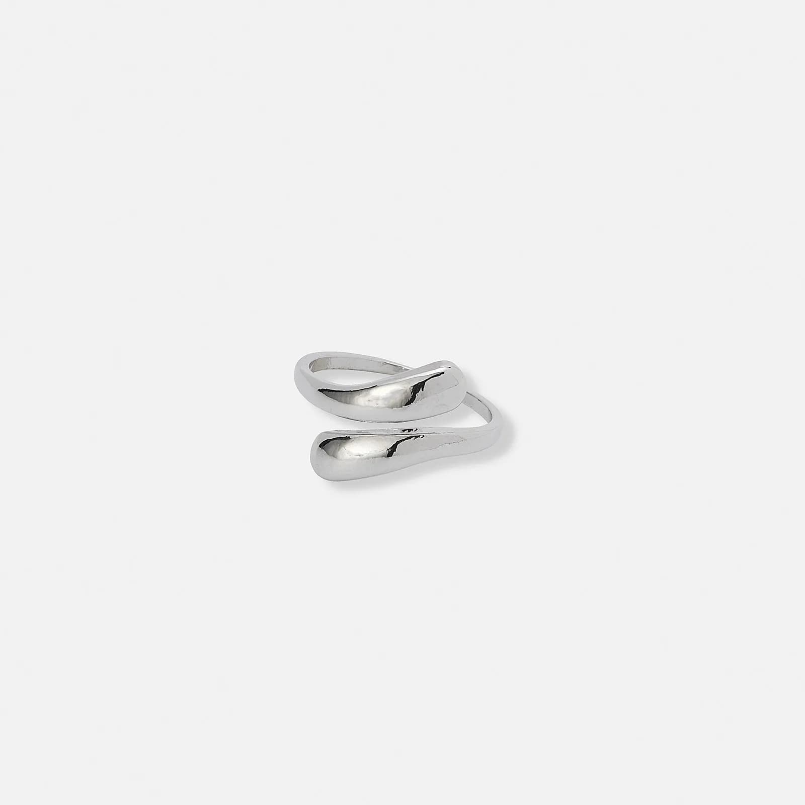 Silverfärgad ring, smal ringlande droppe
