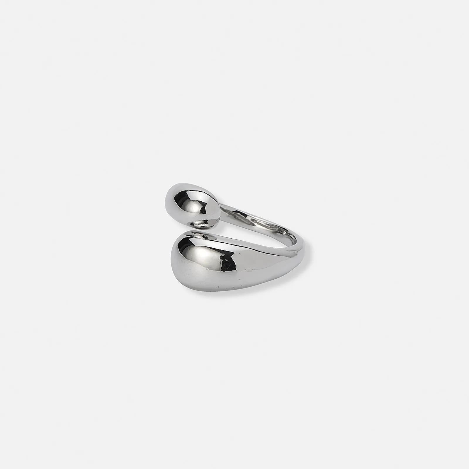 Silverfärgad ring, stor ringlande droppe