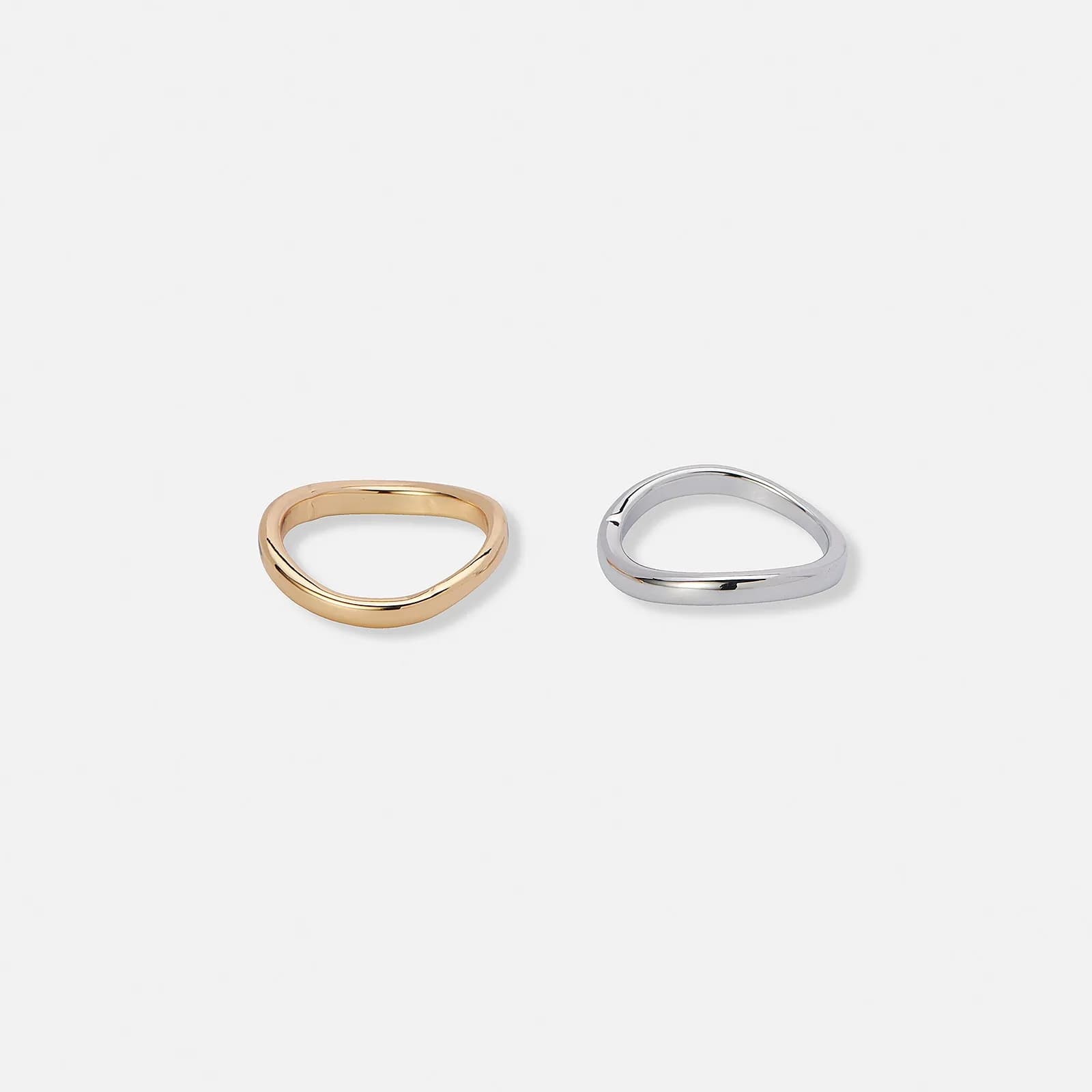 2-pack vågiga ringar, silver & guldfärgade