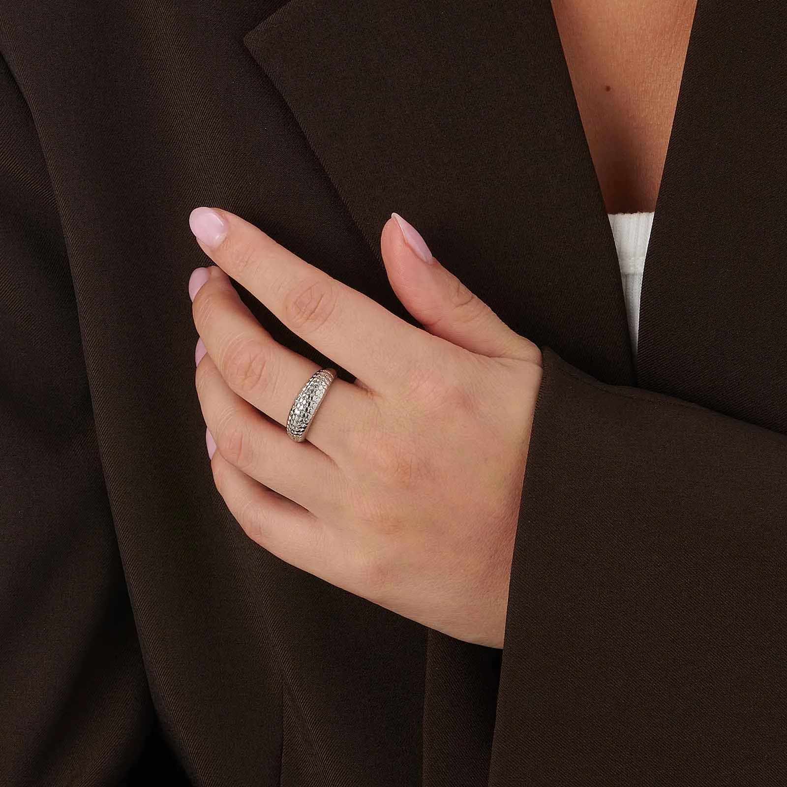 Silverfärgad chunky ring med prickar 2
