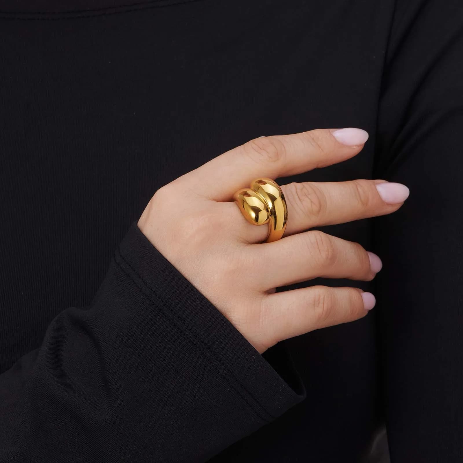 Guldfärgad ring med omlottdesign 2