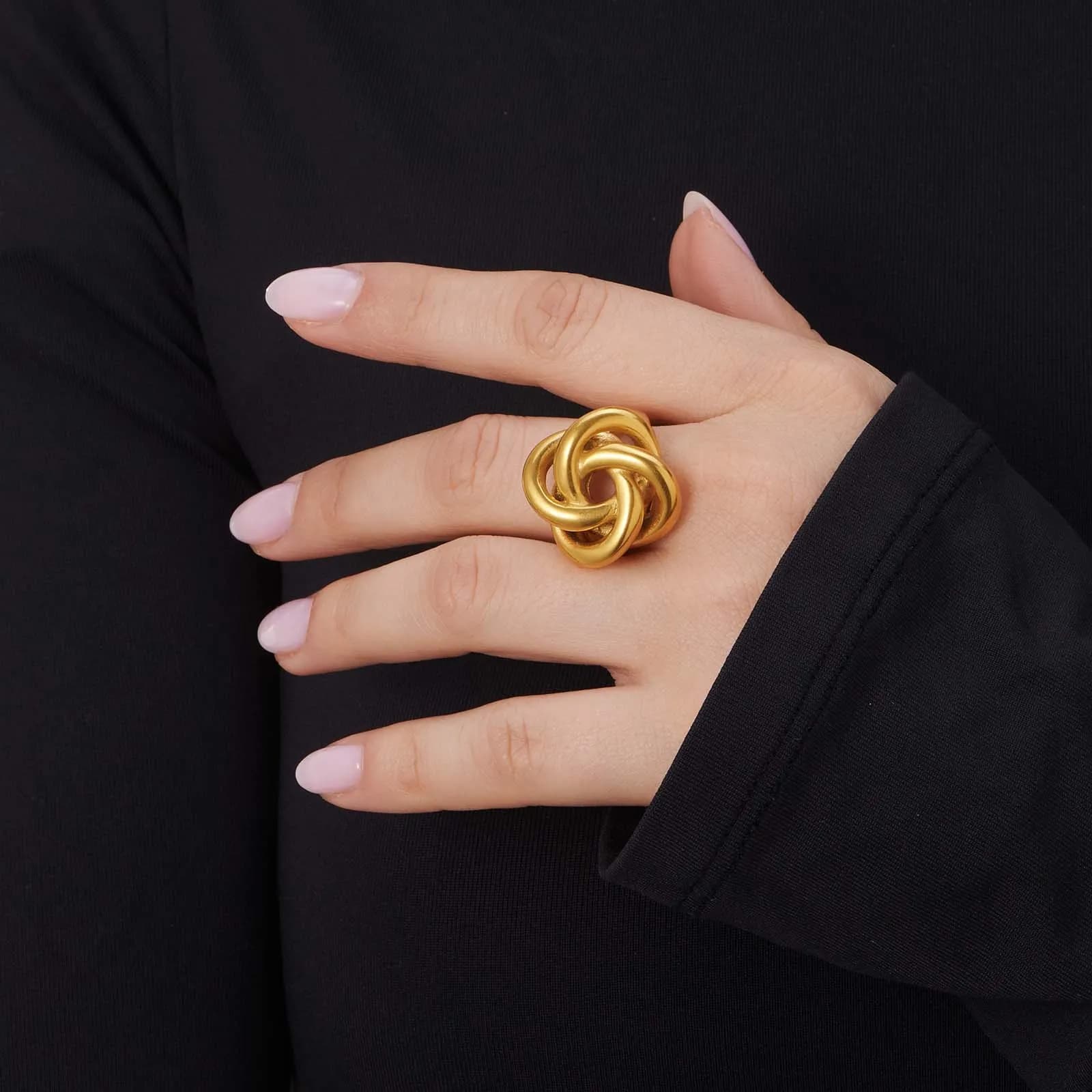 Guldfärgad ring med knutdesign 2