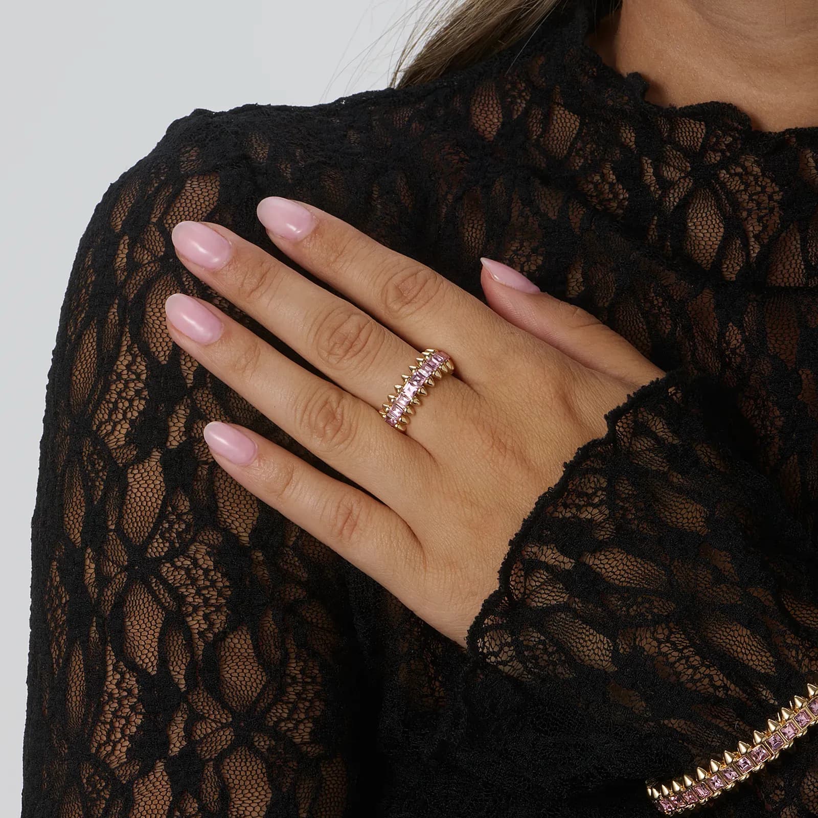 Guldfärgad ring Spike Noir, rosa rektanglar